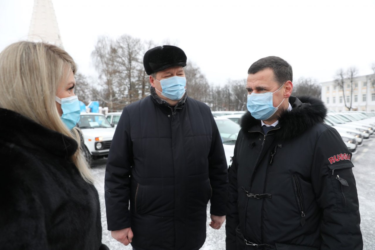 Школьные автобусы и машины скорой помощи переданы губернатором в районы Ярославской области