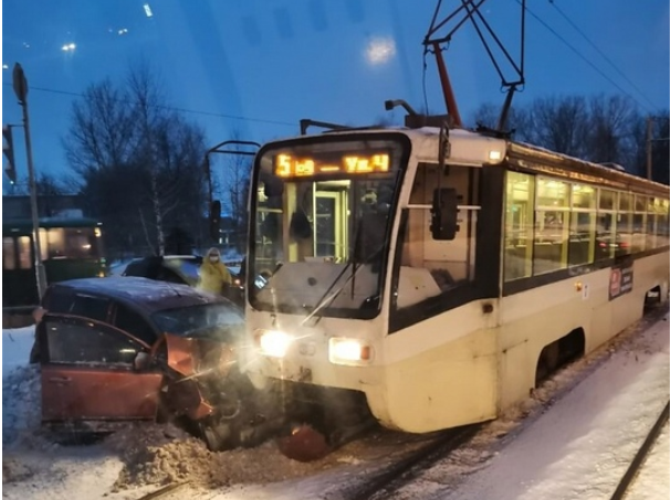 Трамвай всегда прав?»: в Ярославле поезд протаранил легковушку