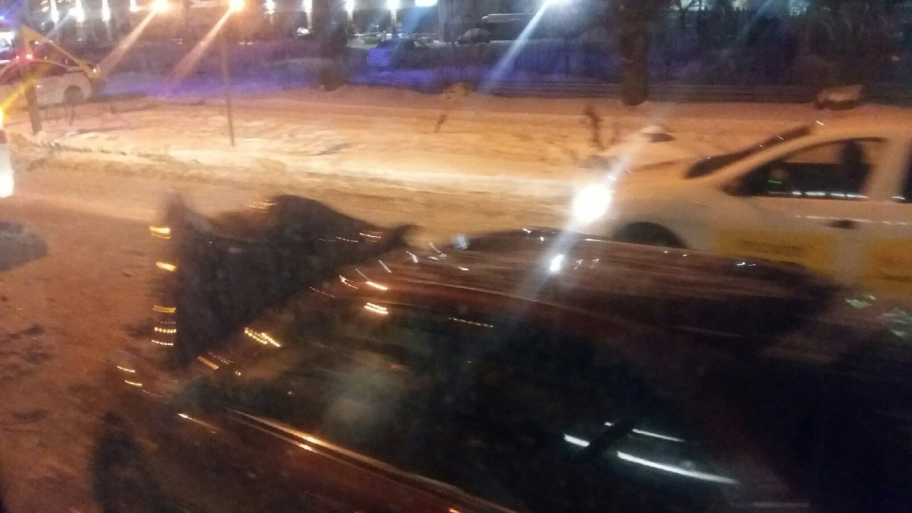 В Ярославле иномарка столкнулась с автобусом