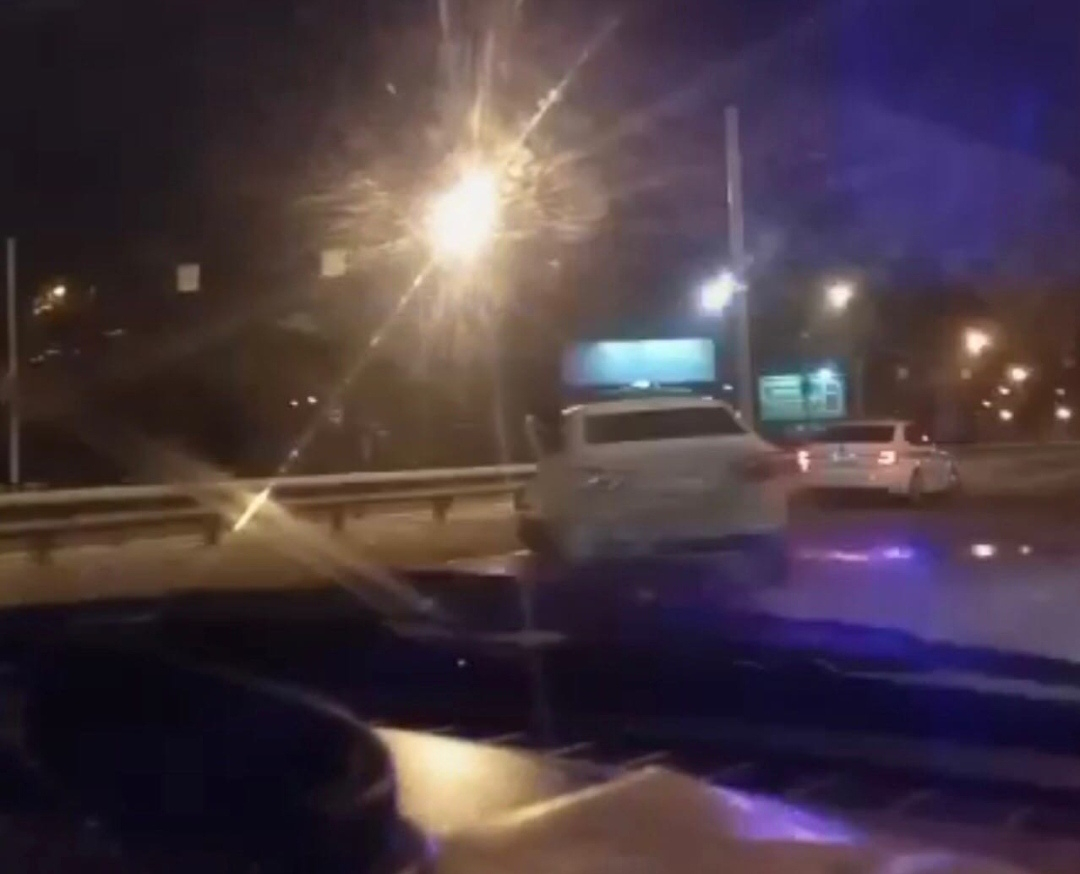 В машине сжало от удара: в аварии в центре Ярославля пострадал водитель. Видео