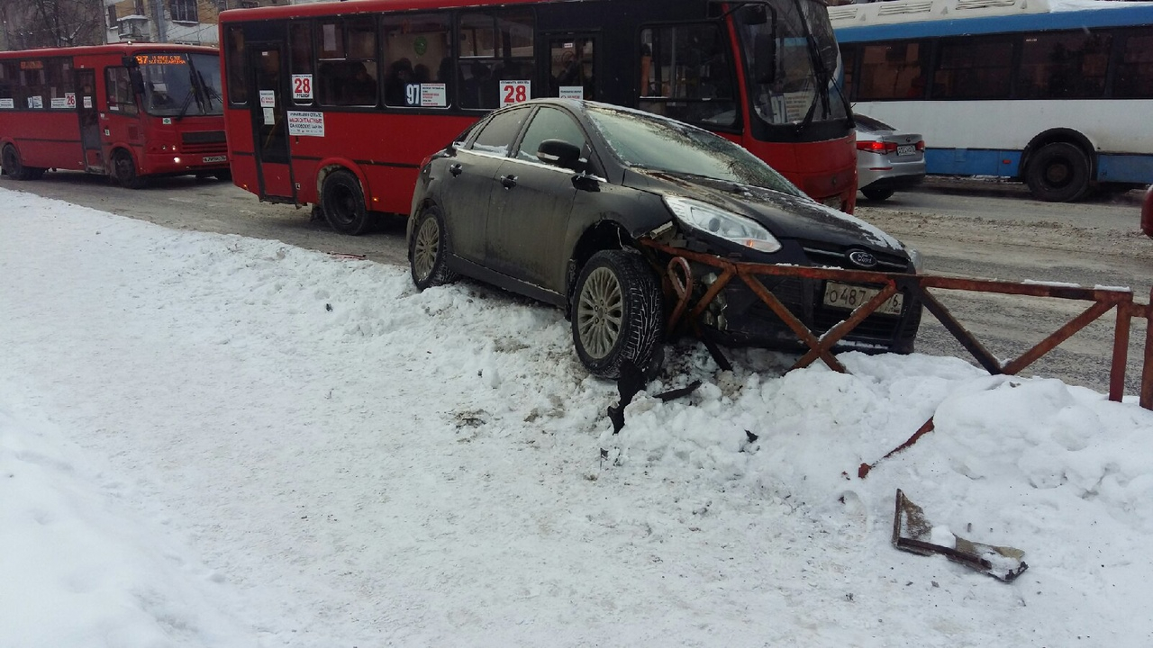В Ярославле водители таранят заборы из-за наледи на дорогах: видео
