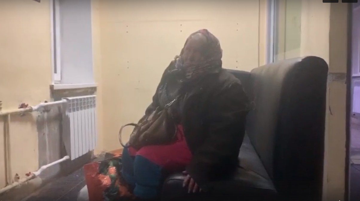 Ярославцы сняли квартиру женщине с собакой, которая восемь зим жила на улице