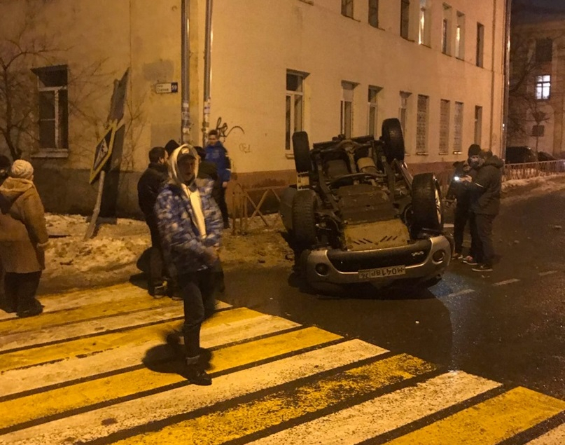 «Налетела толпа»: в Ярославле машина снесла знак и перевернулась
