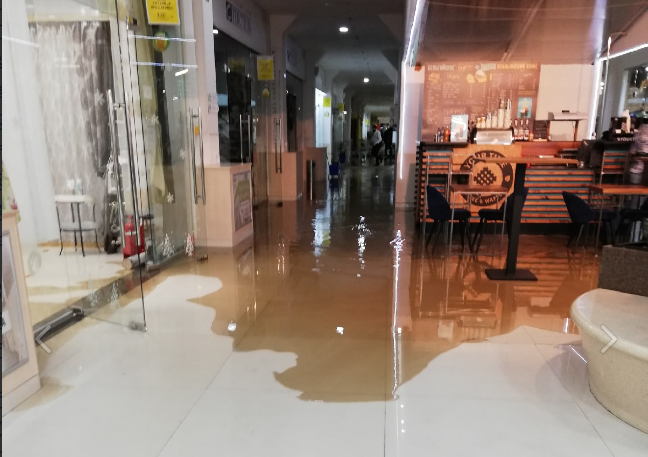 «Продавцы спасают товар»: в Ярославле затопило торговый центр. Видео
