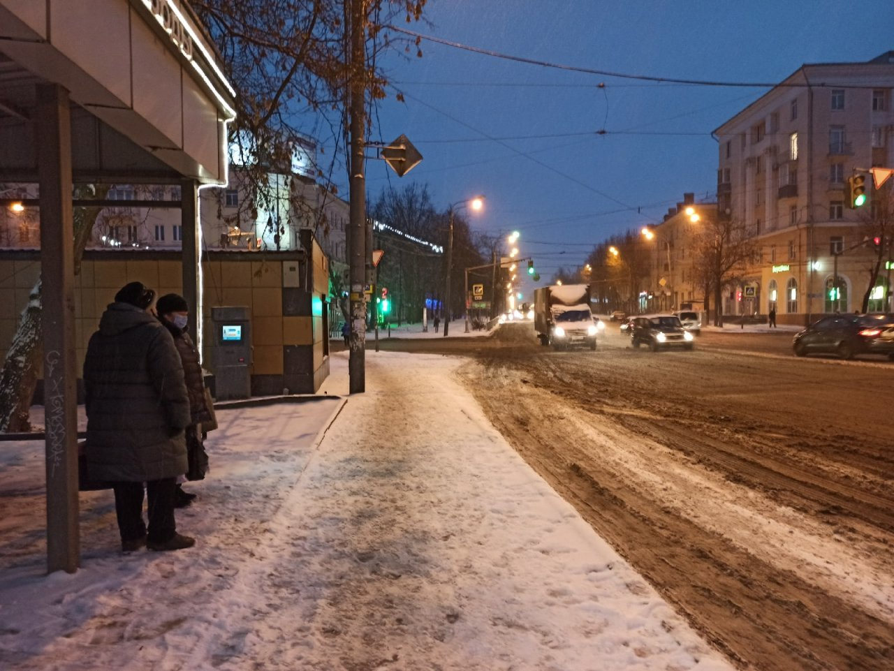 В Ярославле не хватает техники для уборки снега: город получил "милостыню"