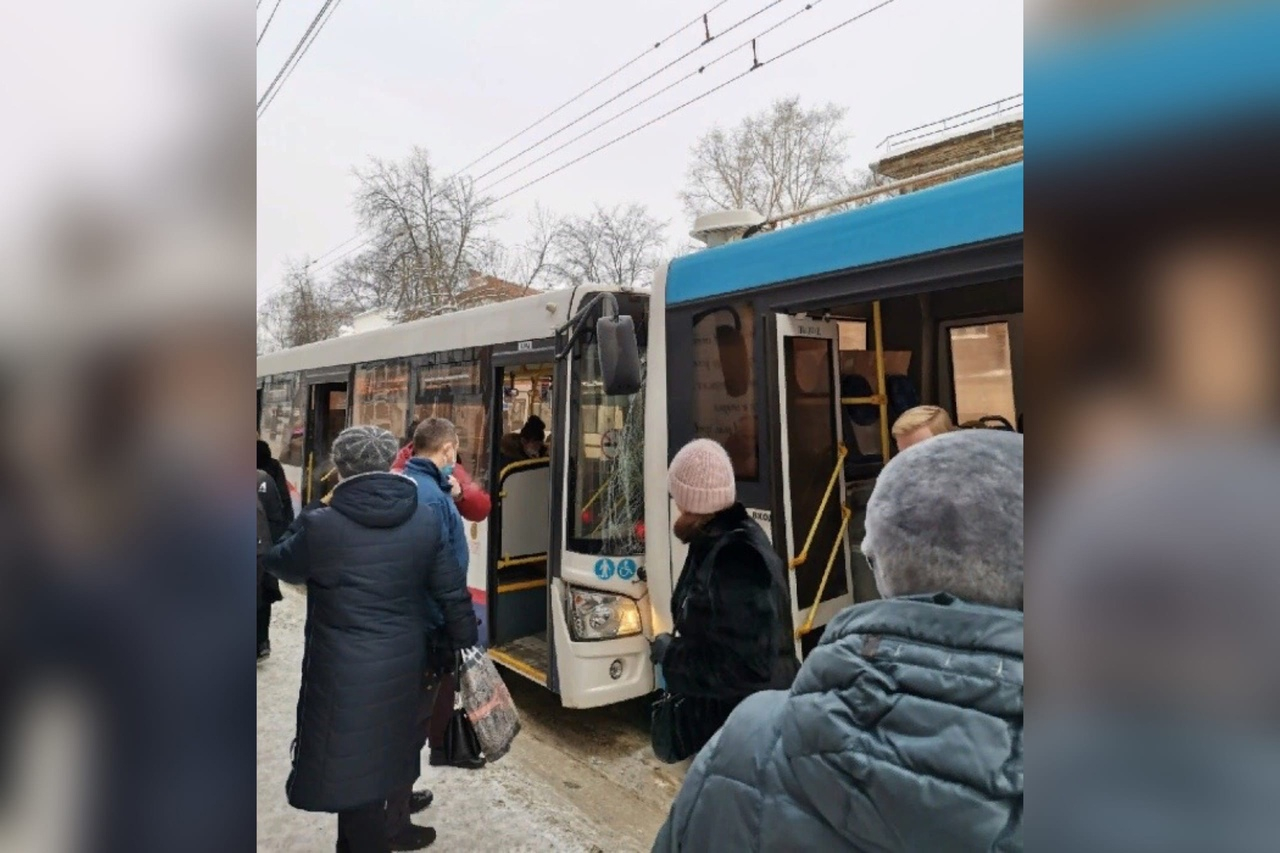 Толпа пассажиров в шоке: маршрутки бьются из-за дорог в центре Ярославля