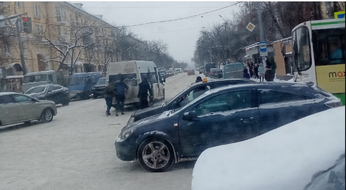 Транспортный коллапс в Ярославле: пассажиры толкают маршрутки, чтобы "доехать"
