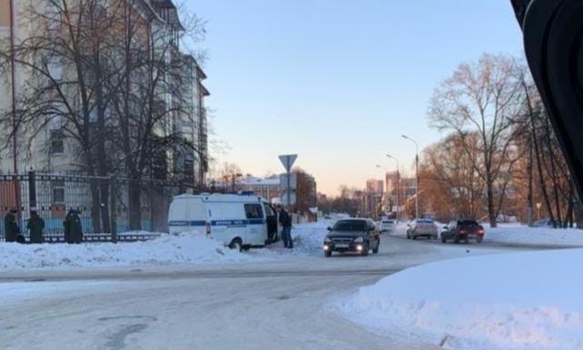 Толпа окружила машину: в Ярославле сотрудники полиции сбили знак пешеходного перехода