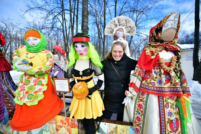 Праздник наступает:  в Ярославле открылась десятая выставка масленичных кукол