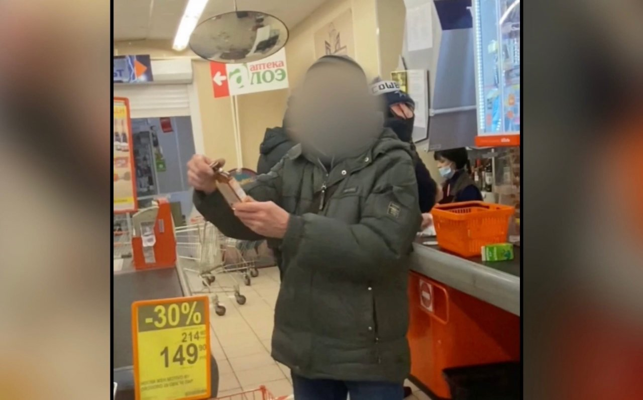 Залез под шубу и схватил: в магазине Ярославля орудует извращенец. Видео