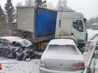 "Умер на глазах любимой": под Ярославлем в ДТП с семью авто погиб водитель