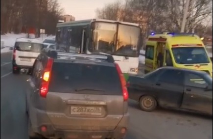 «Ушлый какой»: ярославцы нашли виновного в травмах пассажирки автобуса. Видео
