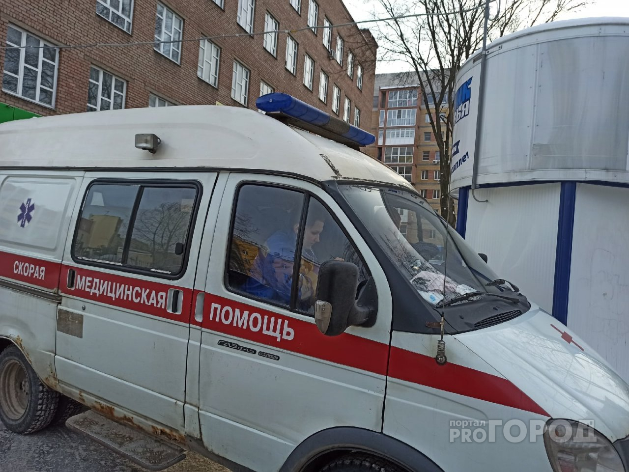 Поножовщина на крыльце ЯрГУ: в полиции допрашивают напавшего на студента мужчину