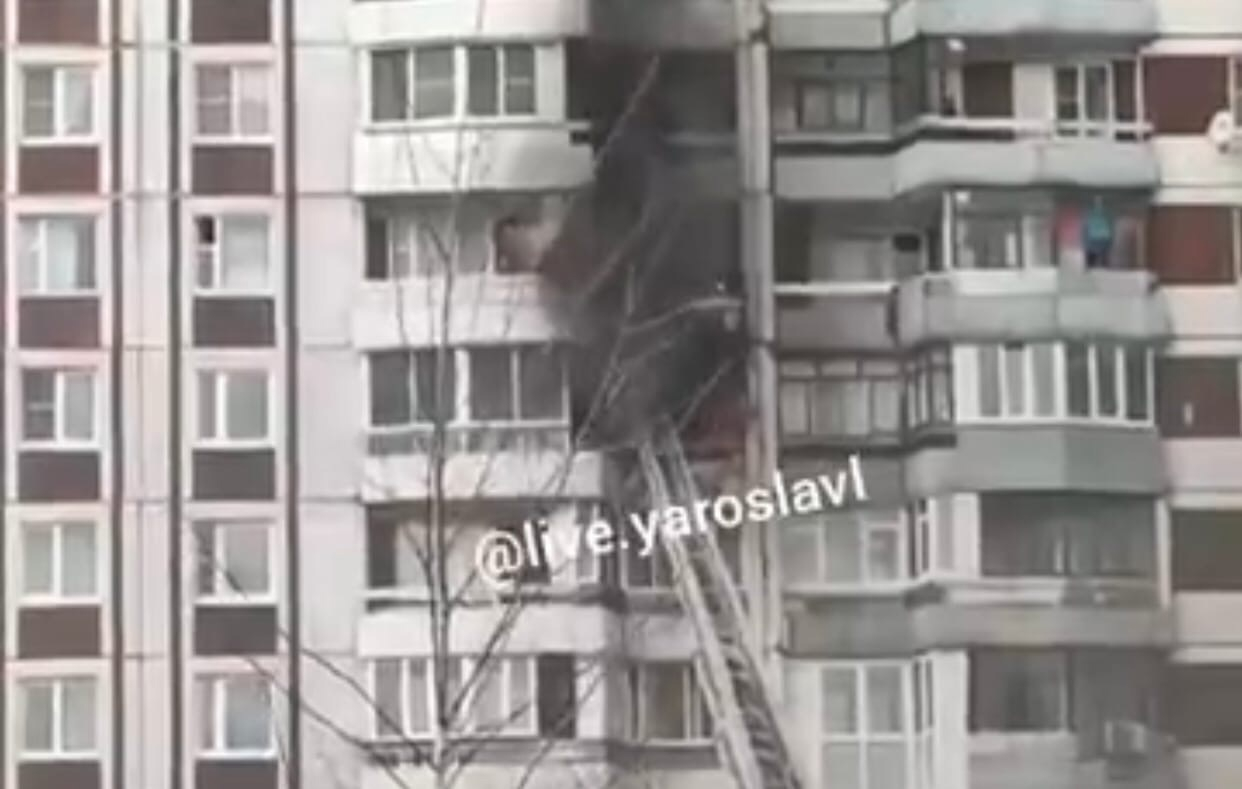 Закоптились три этажа: в Ярославле горит многоэтажка. Видео