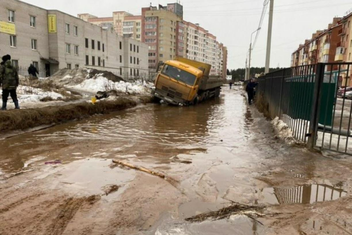 Снова тонут грузовики: большегрузы не справляются с ярославскими дорогами