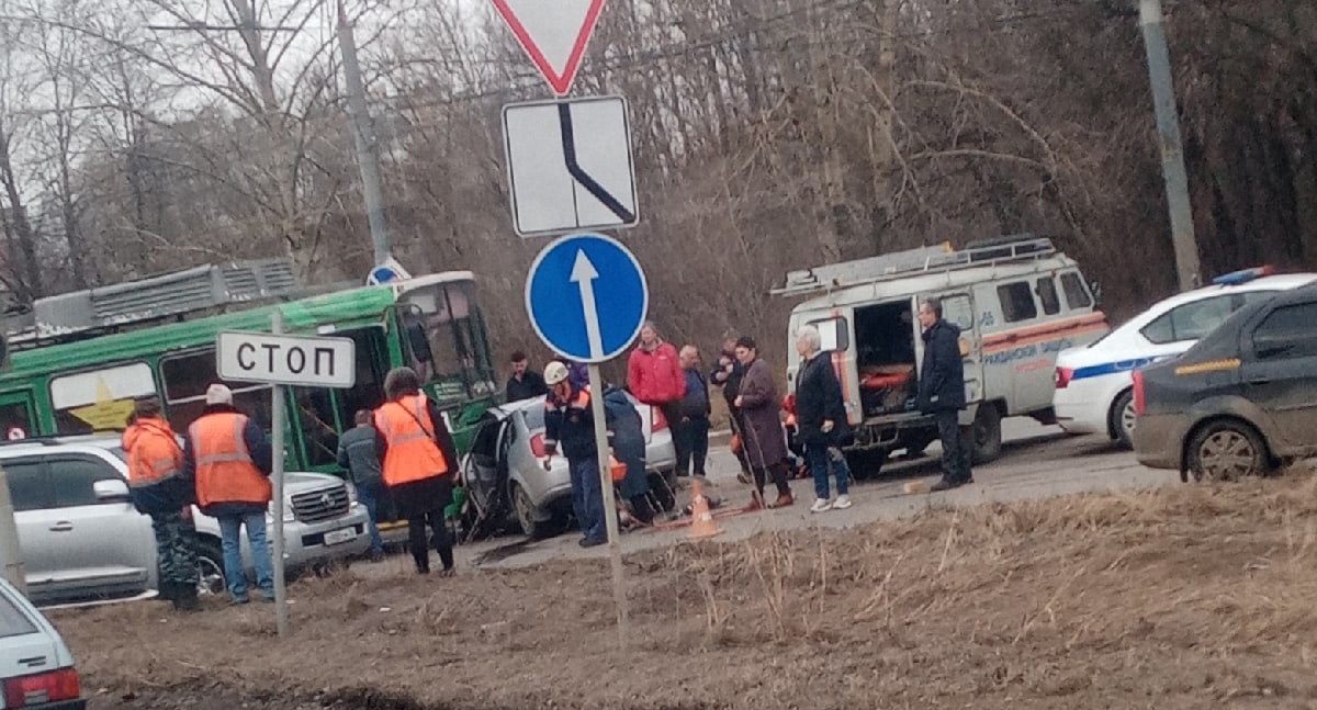 Толпа и реанимация: в Брагино авто врезался в троллейбус с пассажирами