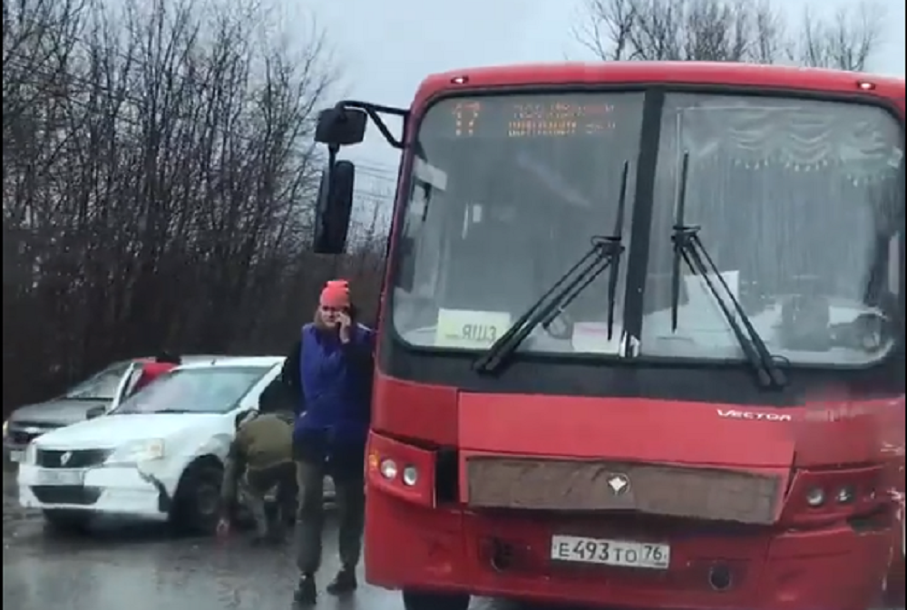 В Ярославле маршрутка с пассажирами попала в тройное ДТП. Видео