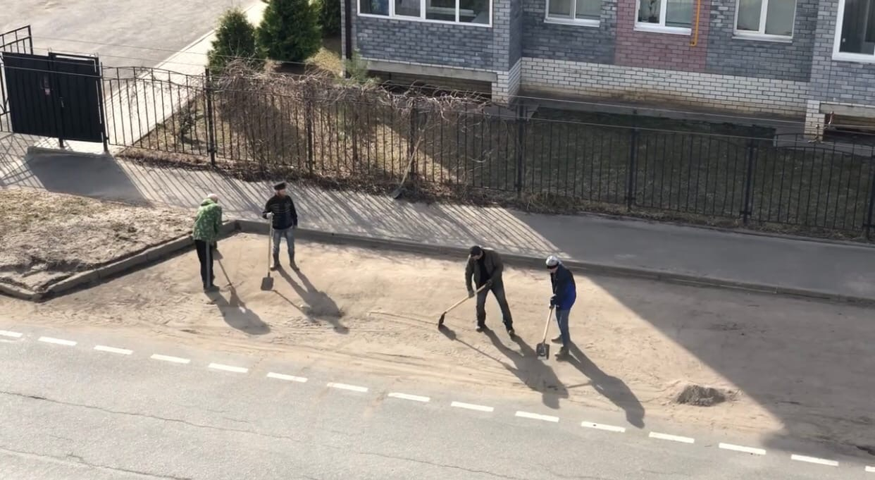 "Прям как в армии": в Рыбинске коммунальщики подметают улицы лопатами. Видео