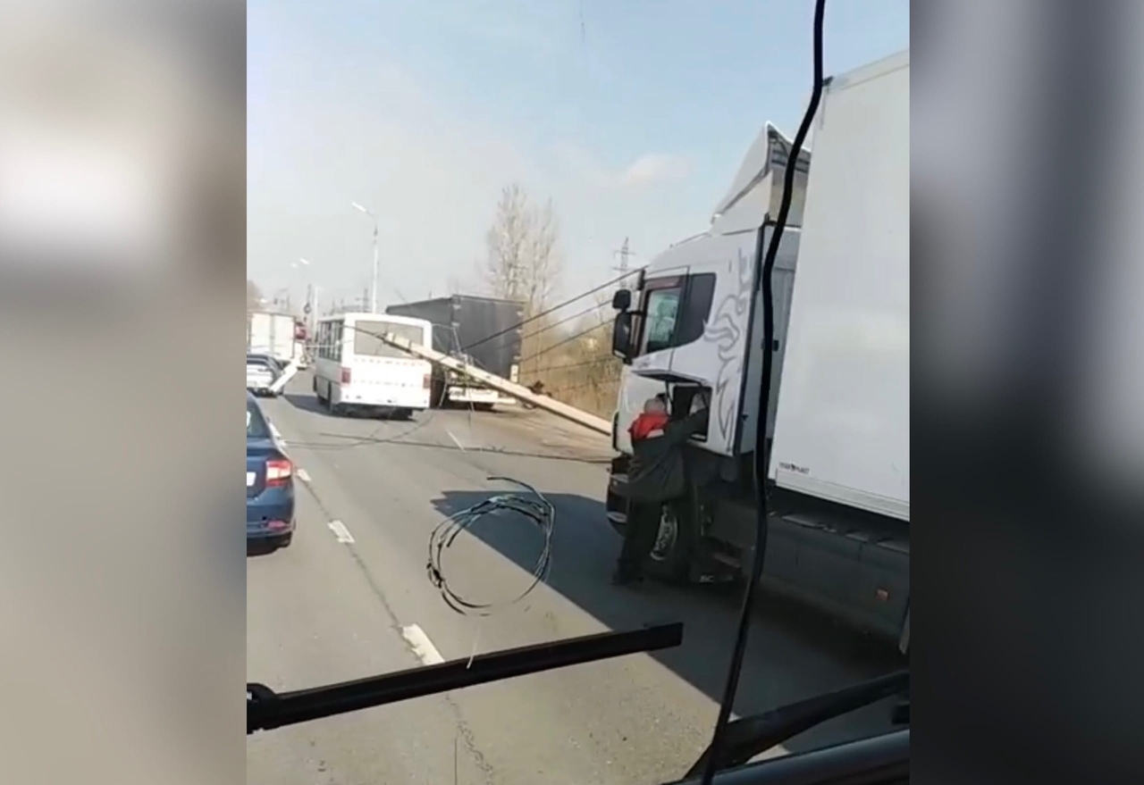 На Окружной в Ярославле на оживленную дорогу рухнул столб: видео