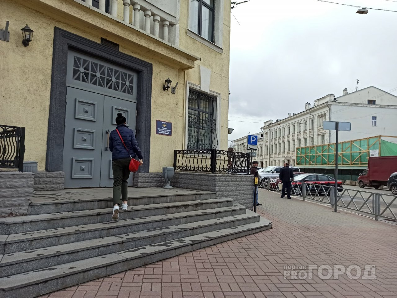 Выпал с шестого этажа: из-за жестокого обращения с малышом в Ярославле возбудили дело