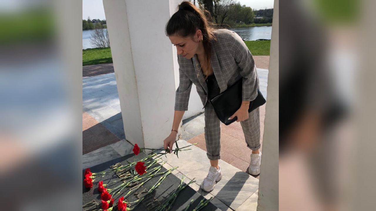 "Учителя и дети скорбят": в Ярославле устроили стихийный мемориал по погибшим в Казани детям