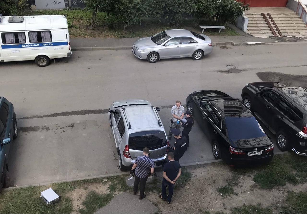 Месть за парковку: в Ярославской области авто облили кислотой