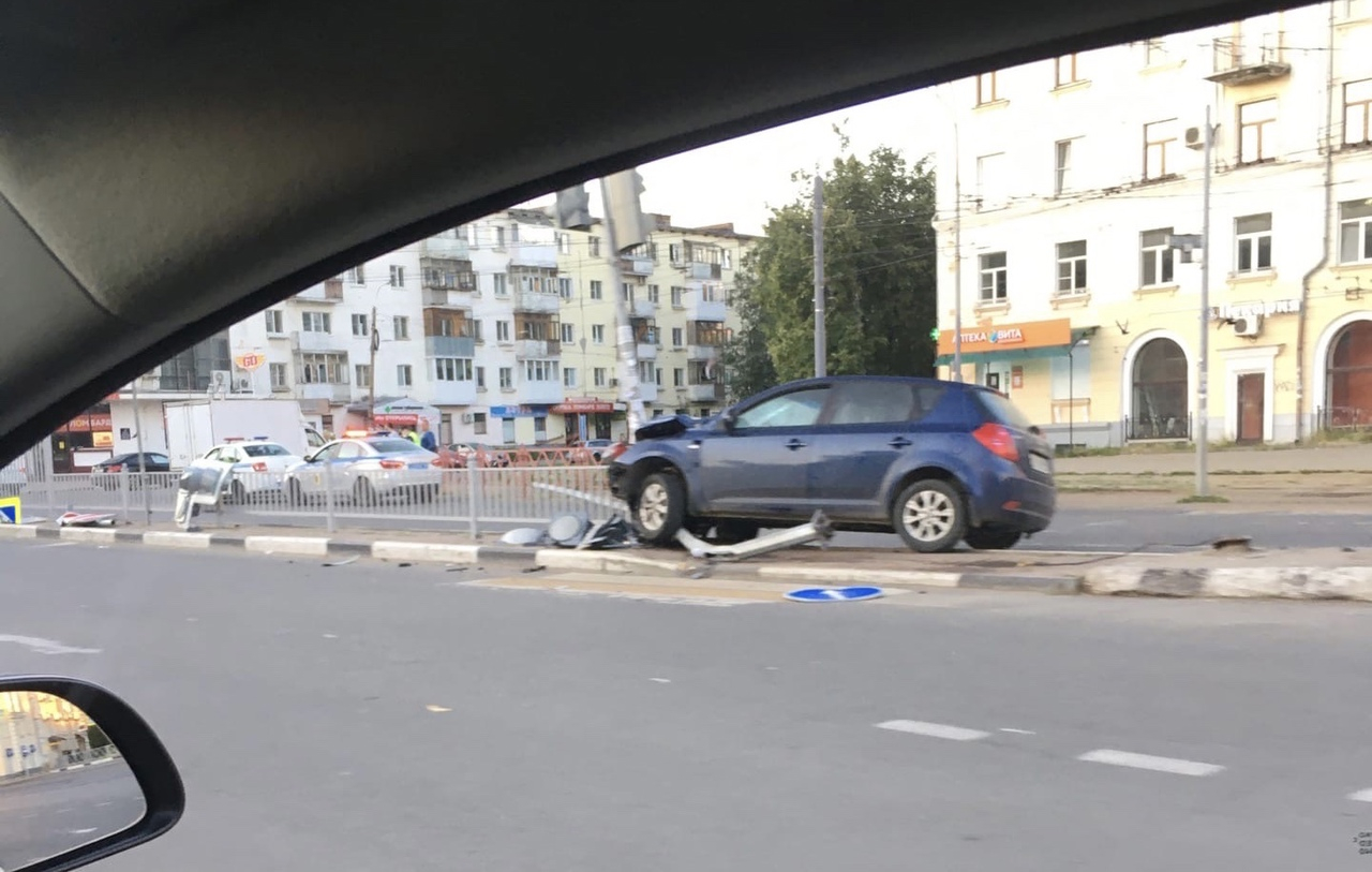 «Второй раз за месяц сносят»: в центре Ярославля водитель въехал в ограждение
