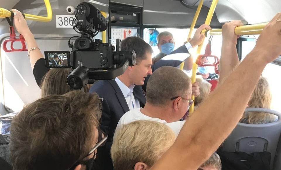 "Стояли плотно": мэр Волков поделился впечатлениями от поездки в переполненном автобусе