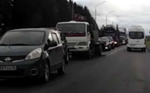 «Стоим по два часа»: водители о гигантской пробке на трассе под Ярославлем