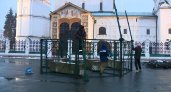 Будут ставить четыре дня: в Ярославле начали монтаж новогодней елки