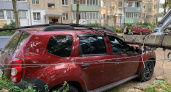 В Ярославле столб упал и разбил машину