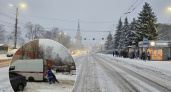 Ярославским медикам приходится вручную выталкивать машину скорой из снежных "капканов"