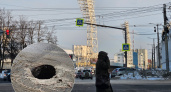 Аккуратней, открыт портал": в Ярославле на Большой Октябрьской увидели огромную яму на дороге
