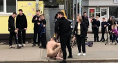 Волна голых мужчин на остановках захлестнула в Ярославль