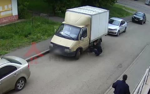 В Ярославле парень сливал бензин с Газели, в которой спал водитель: видео
