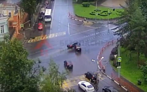 Видео: в центре Ярославля после аварии авто раскидало по дороге