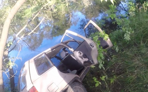 В Ярославле автомобиль "улетел" с оврага в пруд: кадры спасательной операции