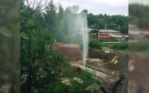 В Ярославле после работы коммунальщиков взорвалась труба: видео