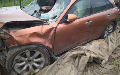 Под Ярославлем нашли должницу на дорогом разбитом авто: кадры