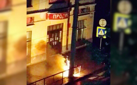 В центре Рыбинска вспыхнул фонарный столб: видео