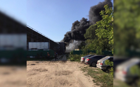 Клубы черного дыма на весь Ярославль: крупный пожар вспыхнул на стройке. Видео