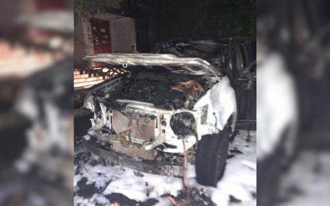 В Ярославской области подожгли дорогой Lexus депутата: видео