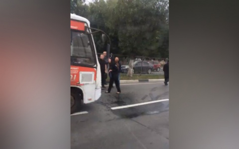 В Ярославле вооруженный пассажир напал на водителя: подробности ЧП