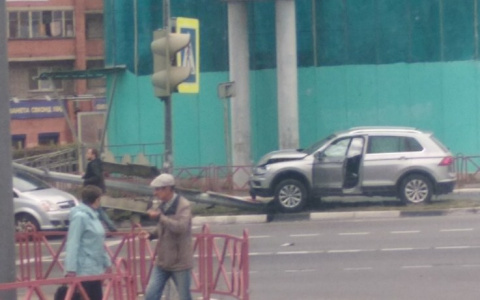 Внедорожник разнес светофор: видео ДТП на Московском проспекте в Ярославле