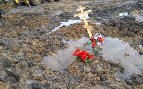 Хоронят на свалке: на ярославском кладбище плывут кресты. Жуткие кадры