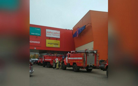 В ТЦ Ярославля эвакуировали сотню человек из-за пожара: онлайн-трансляция