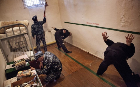 Холодно и нет медпомощи: в скандальной колонии Ярославля заключенные объявили голодовку
