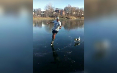 Ярославец в шортиках и его веселый пес открыли сезон катания на коньках: видео