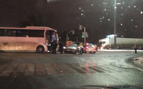 «Думал, что проскочит»: легковушка влетела в автобус в Ярославле. Видео