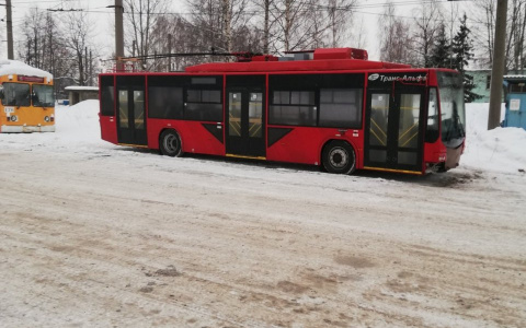 Город еще больше "покраснеет": новые троллейбусы привезли в Ярославль